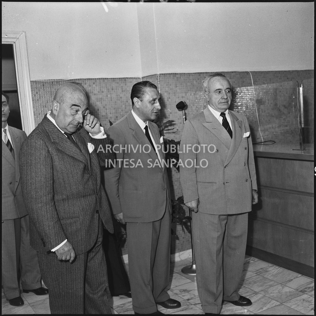 L'onorevole Ezio Vigorelli (primo da destra) all'inaugurazione della nuova sede dell'ENPALS di Milano<br>216919