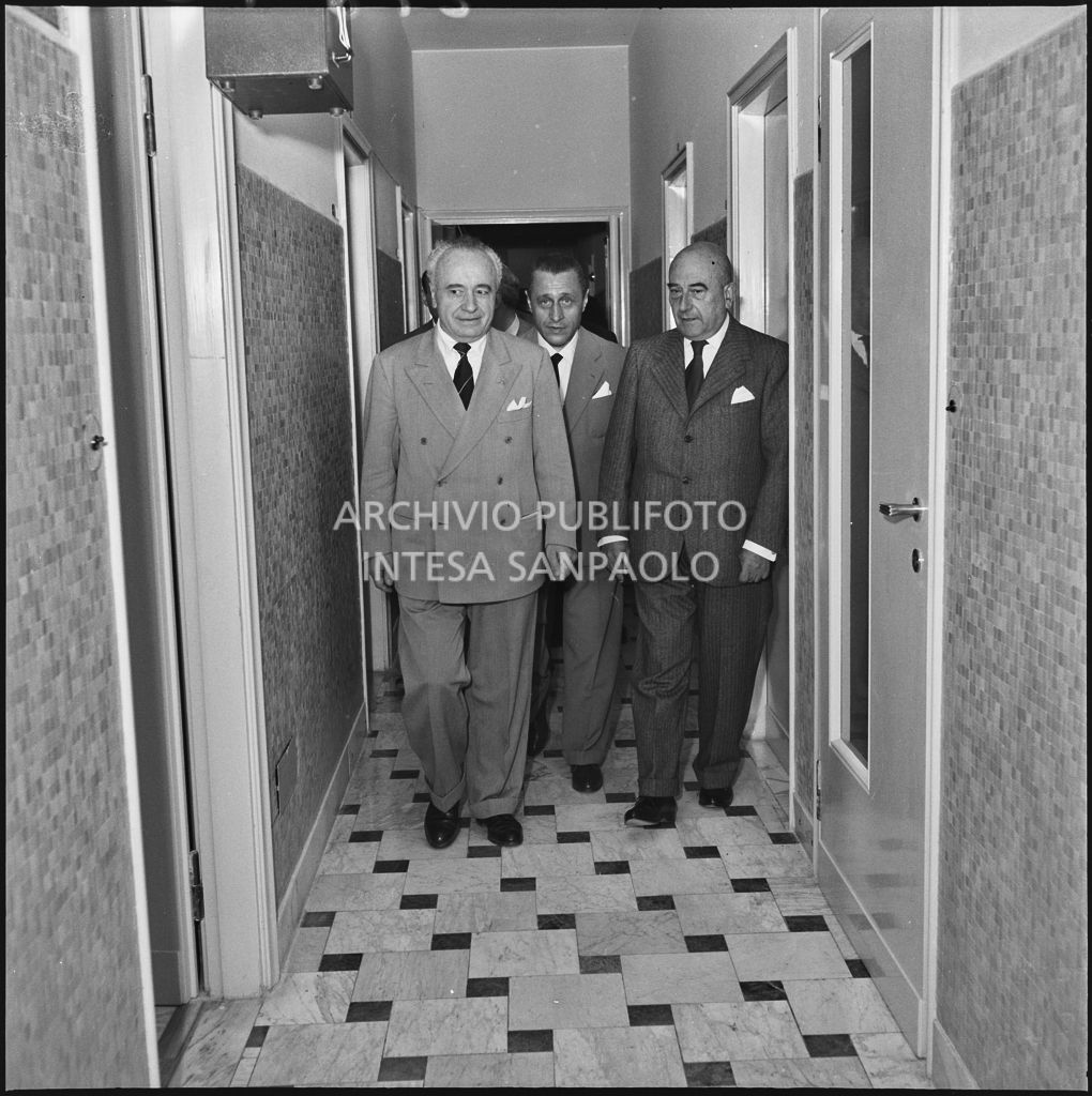 L'onorevole Ezio Vigorelli (primo da sinistra) all'inaugurazione della nuova sede dell'ENPALS di Milano<br>216920