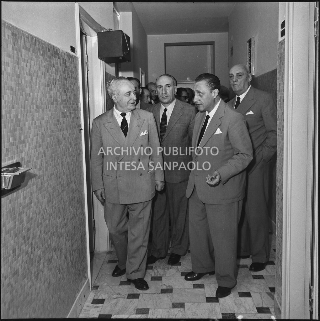 L'onorevole Ezio Vigorelli (primo da sinistra) all'inaugurazione della nuova sede dell'ENPALS di Milano<br>216921