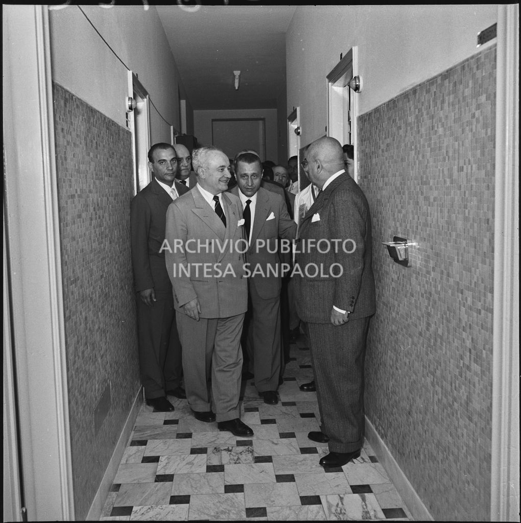 L'onorevole Ezio Vigorelli (secondo da sinistra) all'inaugurazione della nuova sede dell'ENPALS di Milano<br>216922