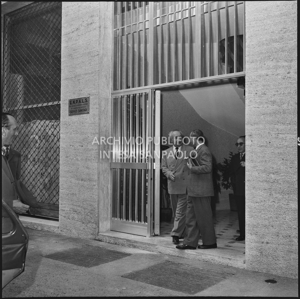 L'onorevole Ezio Vigorelli (primo da sinistra) all'ingresso della nuova sede dell'ENPALS di Milano<br>216924