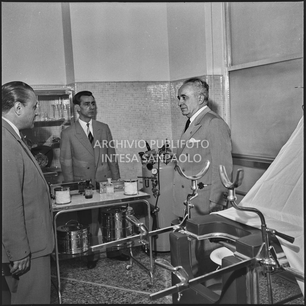 L'onorevole Ezio Vigorelli (primo da destra) visita un'ambulatorio della nuova sede dell'ENPALS di Milano<br>216925