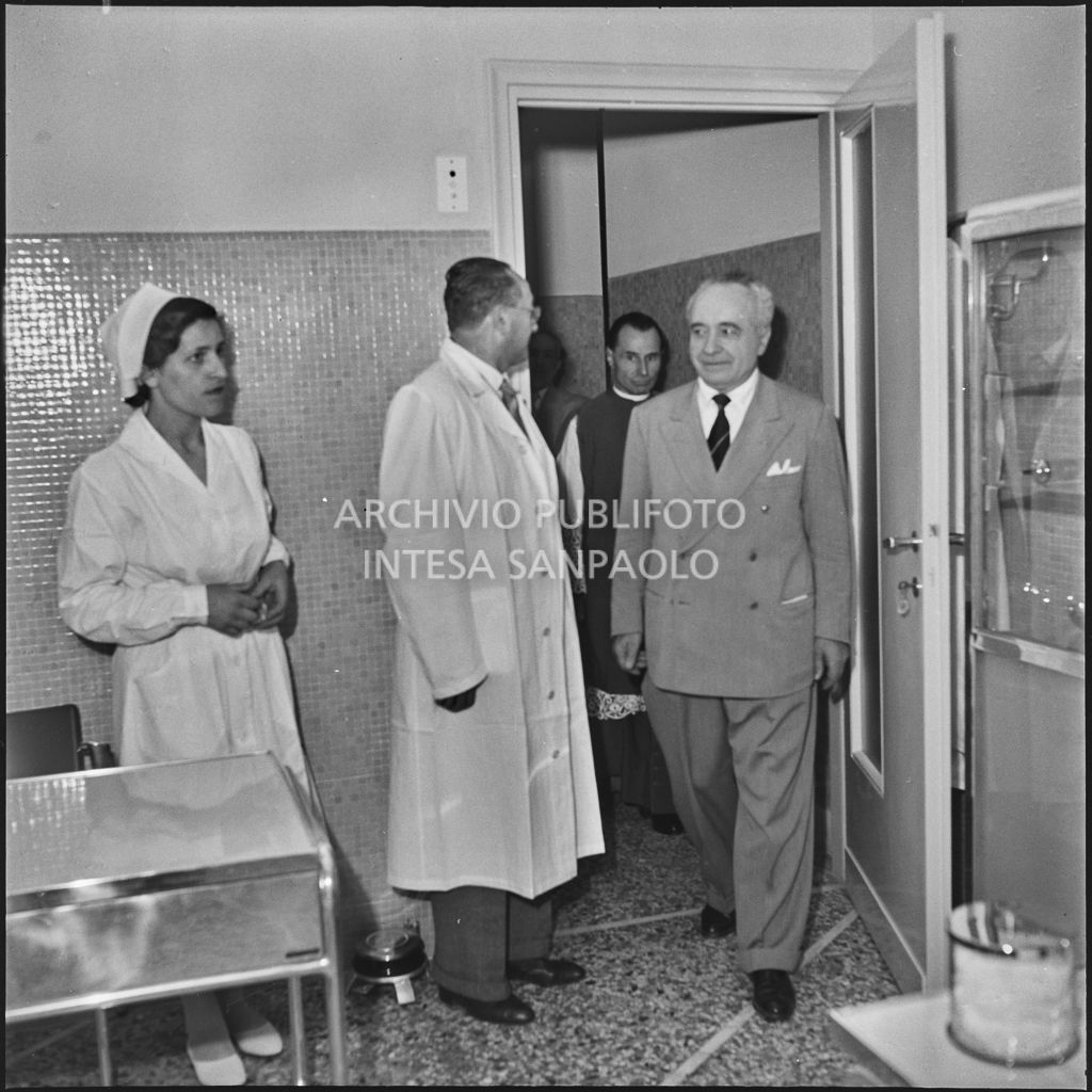 L'onorevole Ezio Vigorelli visita un'ambulatorio della nuova sede dell'ENPALS di Milano<br>216927