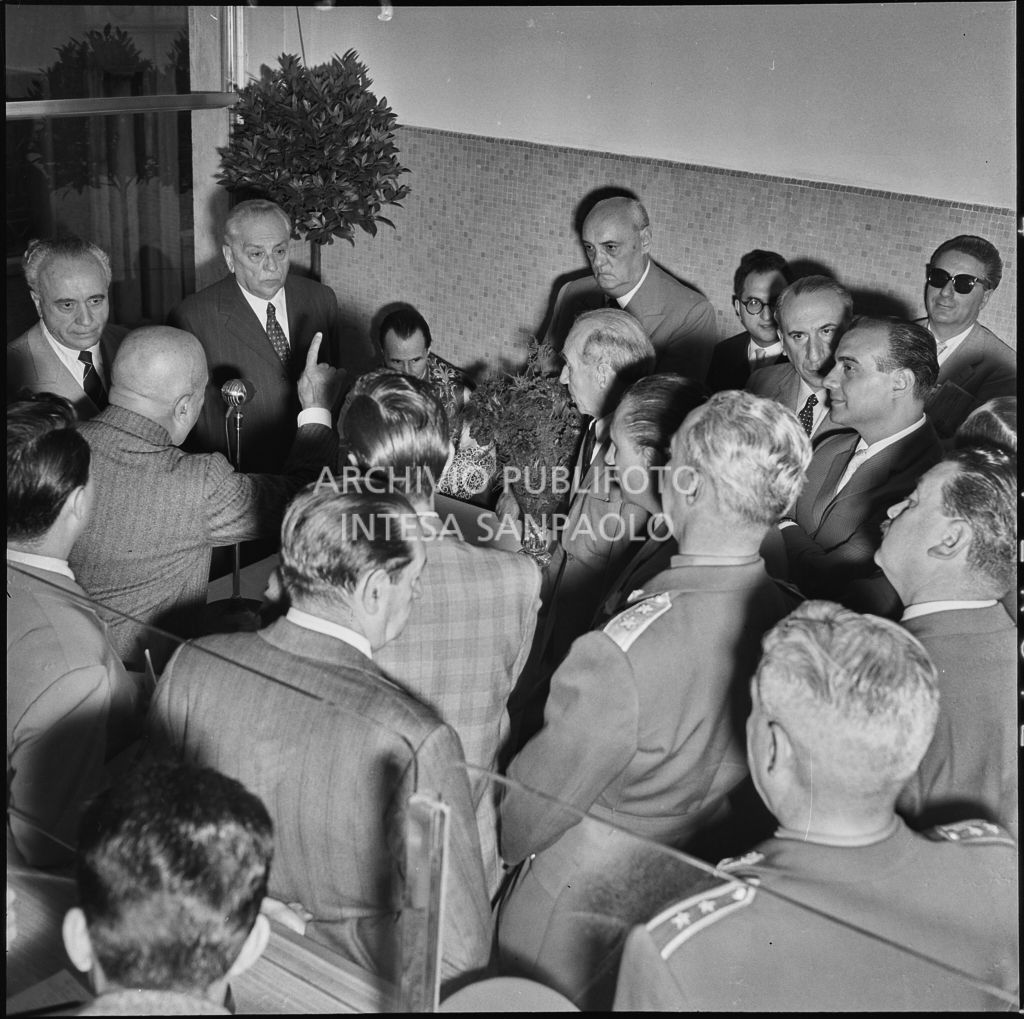 Inaugurazione della nuova sede dell'ENPALS di Milano. Presenti l'onorevole Ezio Vigorelli (primo da sinistra) e il prefetto di Milano Ernesto Giulio Cappa (quarto da sinistra)<br>216929