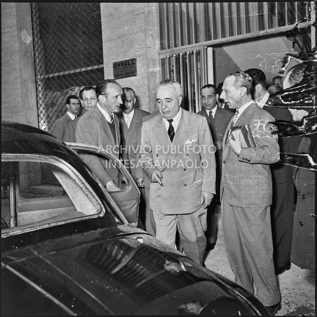 L'onorevole Ezio Vigorelli al termine dell'inaugurazione della nuova sede dell'ENPALS di Milano<br>216932