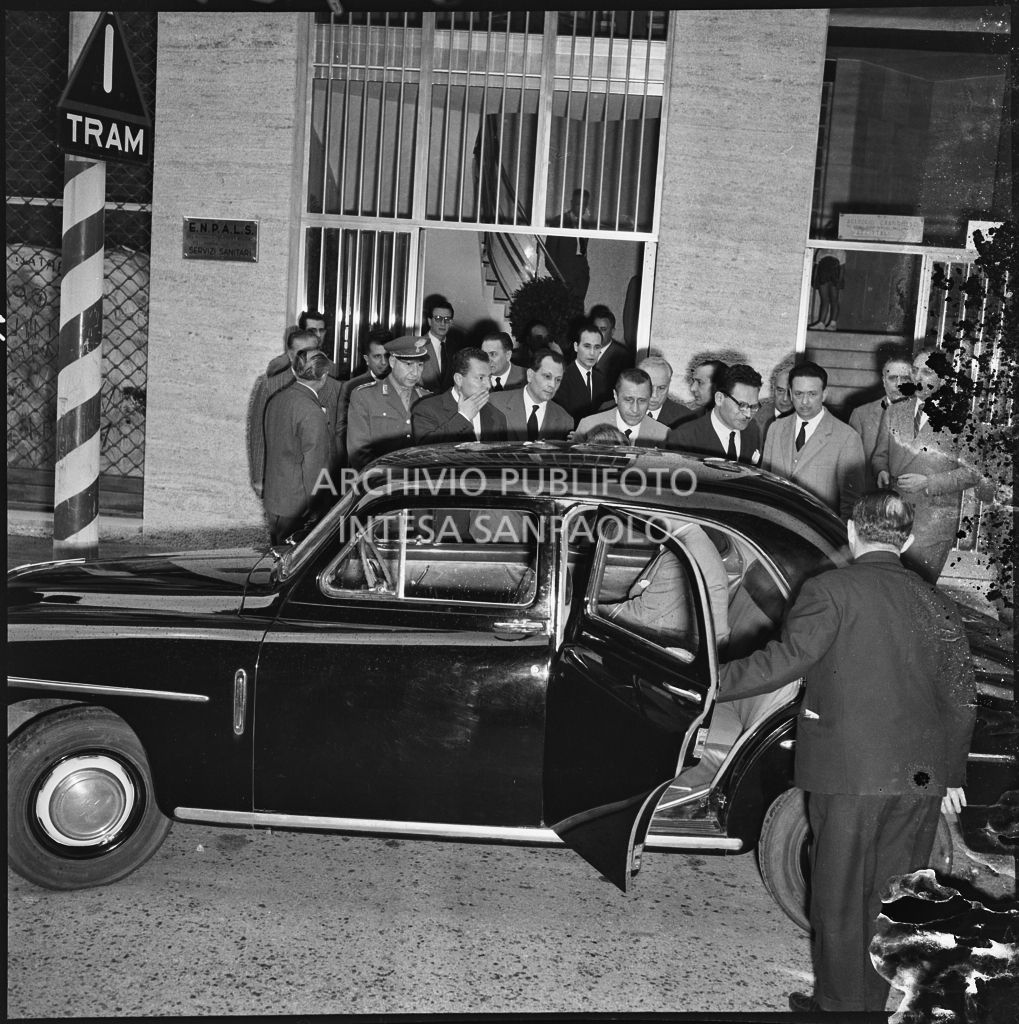 Folla intorno all'automobile dell'onorevole Ezio Vigorelli al termine dell'inaugurazione della nuova sede dell'ENPALS di Milano<br>216935