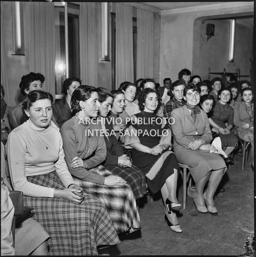 Pubblico femminile alla premiazione di alcune donne da parte dell'ACLI di Milano<br>216937