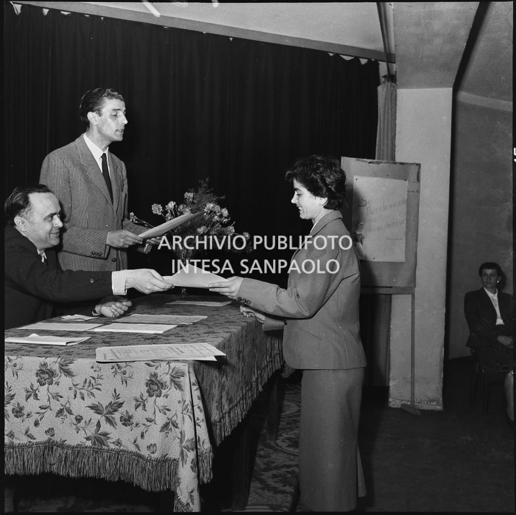 Premiazione di una donna da parte dell'ACLI di Milano<br>216939