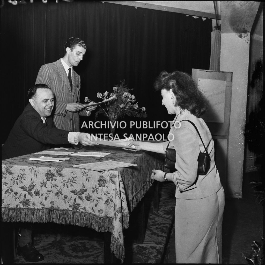 Premiazione di una donna da parte dell'ACLI di Milano<br>216942