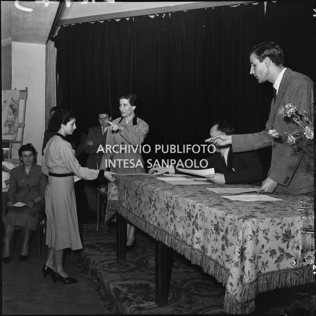 Premiazione di una donna da parte dell'ACLI di Milano<br>216943