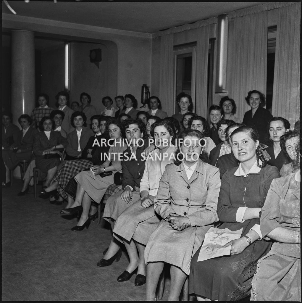 Pubblico femminile alla premiazione di alcune donne da parte dell'ACLI di Milano<br>216944