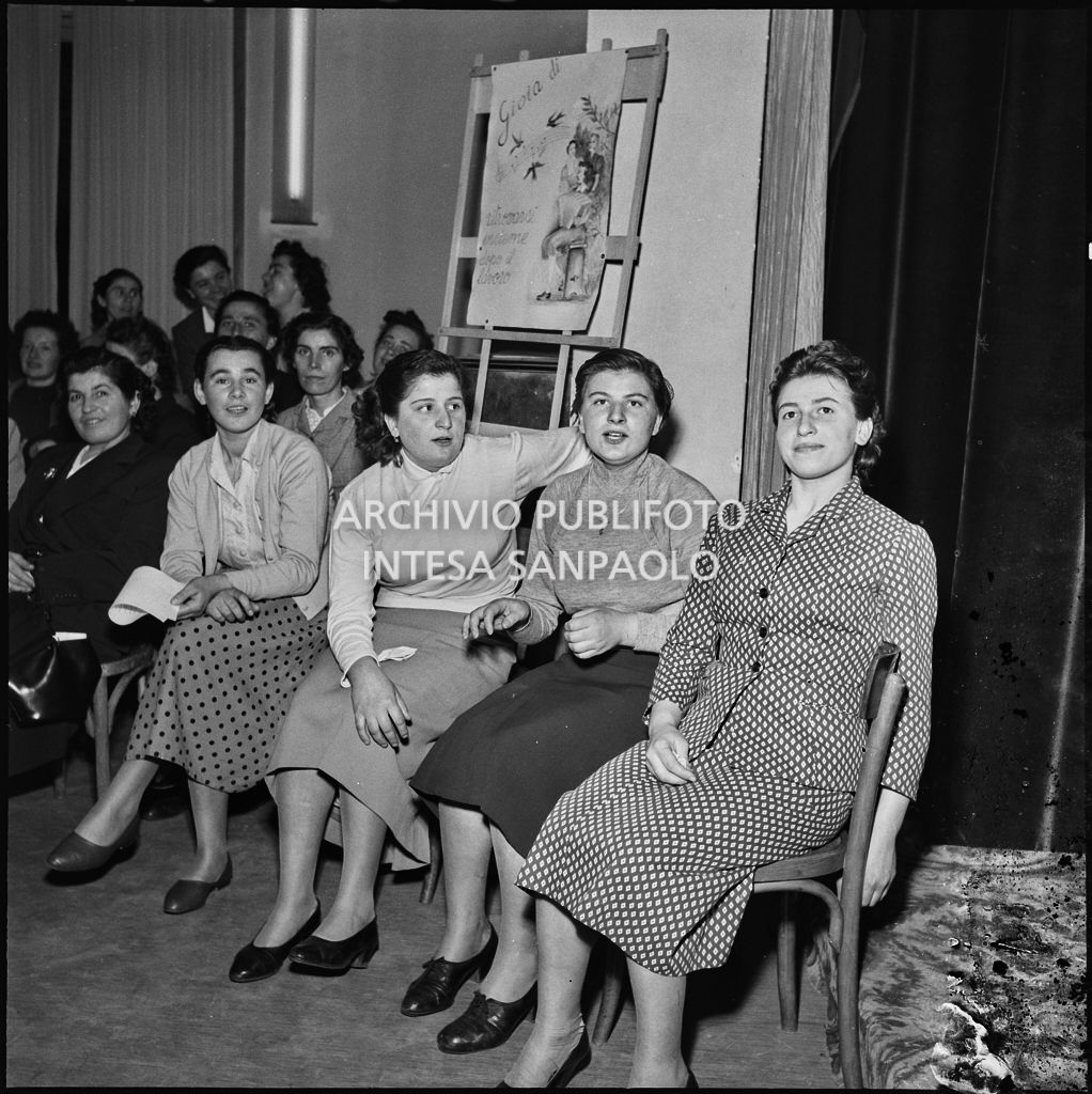 Pubblico femminile alla premiazione di alcune donne da parte dell'ACLI di Milano<br>216945