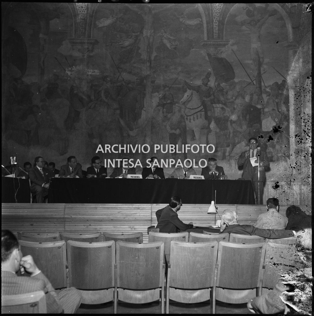 Esposizione del segretario della CGIL Giuseppe Di Vittorio al convegno di studio sulle condizioni del lavoratore nell'impresa industriale organizzata dalla Società Umanitaria nei Chiostri di San Barnaba a Milano. Seduto al tavolo l'onorevole Ezio Vigorelli (secondo da destra)<br>216946