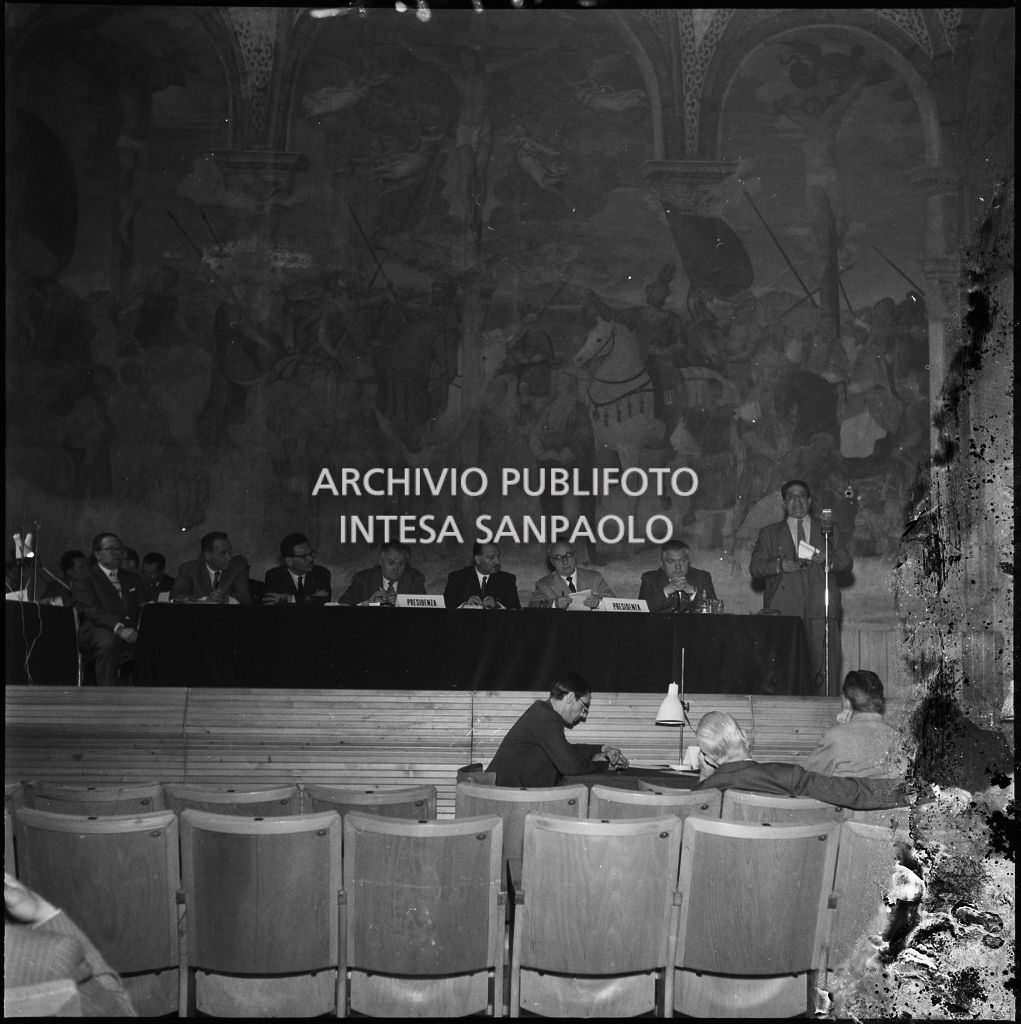 Esposizione del segretario della CGIL Giuseppe Di Vittorio al convegno di studio sulle condizioni del lavoratore nell'impresa industriale organizzata dalla Società Umanitaria nei Chiostri di San Barnaba a Milano. Seduto al tavolo l'onorevole Ezio Vigorelli (secondo da destra)<br>216947