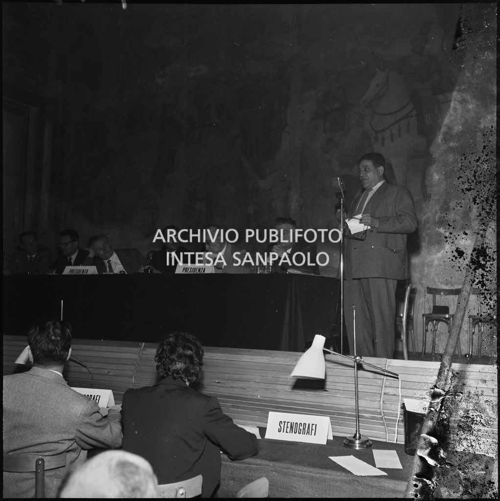 Esposizione del segretario della CGIL Giuseppe Di Vittorio al convegno di studio sulle condizioni del lavoratore nell'impresa industriale organizzata dalla Società Umanitaria nei Chiostri di San Barnaba a Milano. Seduto al tavolo l'onorevole Ezio Vigorelli (secondo da destra)<br>216948