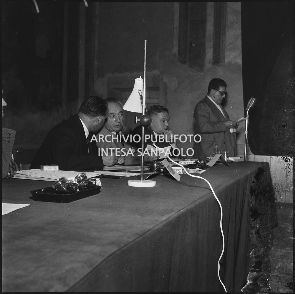 Esposizione del segretario della CGIL Giuseppe Di Vittorio al convegno di studio sulle condizioni del lavoratore nell'impresa industriale organizzata dalla Società Umanitaria nei Chiostri di San Barnaba a Milano. Seduto al tavolo l'onorevole Ezio Vigorelli (secondo da sinistra)<br>216949