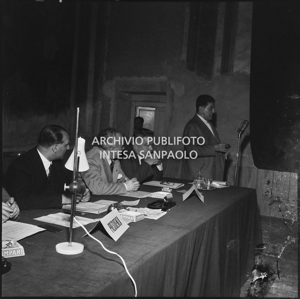 Esposizione del segretario della CGIL Giuseppe Di Vittorio al convegno di studio sulle condizioni del lavoratore nell'impresa industriale organizzata dalla Società Umanitaria nei Chiostri di San Barnaba a Milano. Seduto al tavolo l'onorevole Ezio Vigorelli (secondo da sinistra)<br>216950