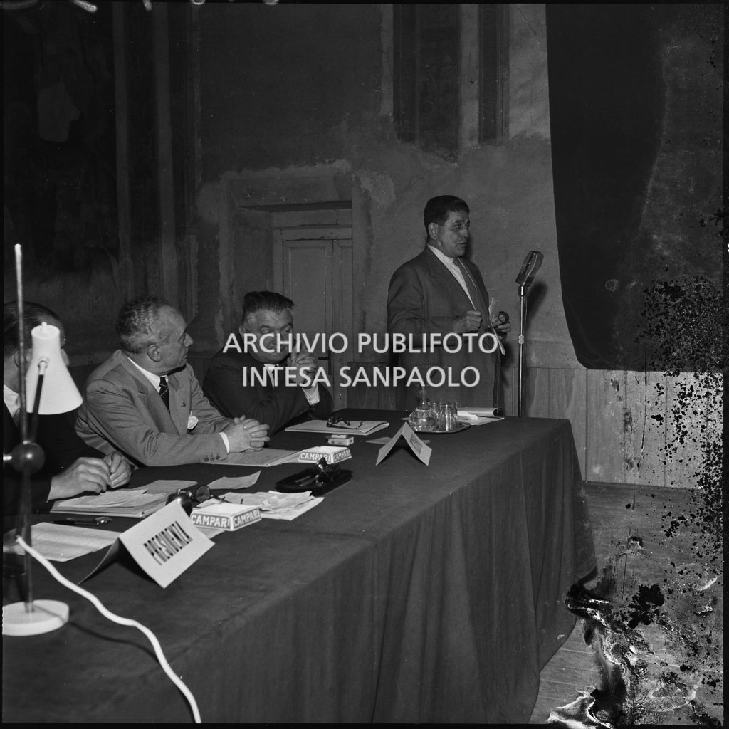 Esposizione del segretario della CGIL Giuseppe Di Vittorio al convegno di studio sulle condizioni del lavoratore nell'impresa industriale organizzata dalla Società Umanitaria nei Chiostri di San Barnaba a Milano. Seduto al tavolo l'onorevole Ezio Vigorelli (secondo da sinistra)<br>216952