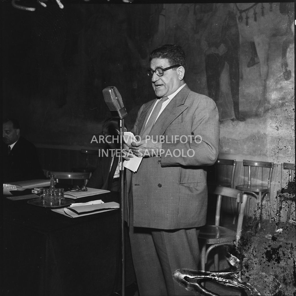 Esposizione del segretario della CGIL Giuseppe Di Vittorio al convegno di studio sulle condizioni del lavoratore nell'impresa industriale organizzata dalla Società Umanitaria nei Chiostri di San Barnaba a Milano<br>216953