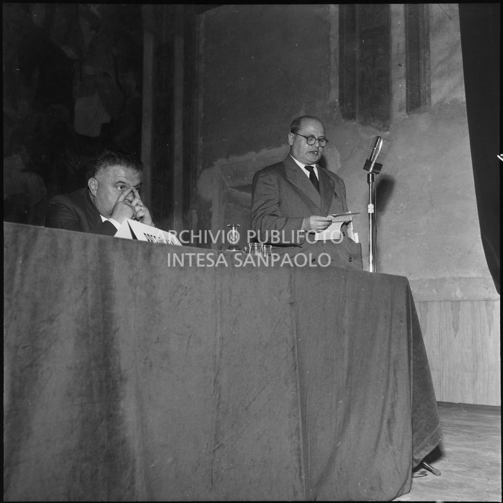 Esposizione di un relatore del convegno di studio sulle condizioni del lavoratore nell'impresa industriale organizzata dalla Società Umanitaria nei Chiostri di San Barnaba a Milano<br>216955