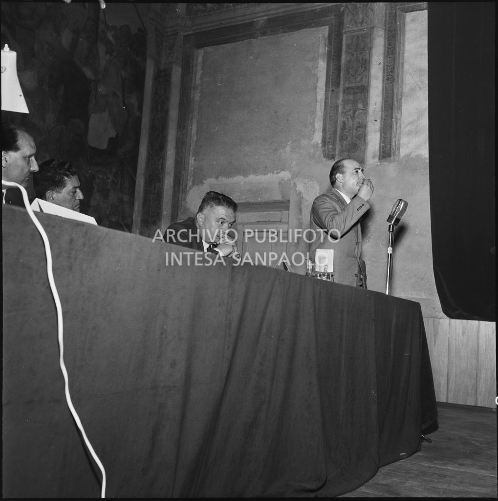 Esposizione di un relatore del convegno di studio sulle condizioni del lavoratore nell'impresa industriale organizzata dalla Società Umanitaria nei Chiostri di San Barnaba a Milano. Seduto al tavolo il segretario della CGIL Giuseppe Di Vittorio (secondo da sinistra)<br>216956