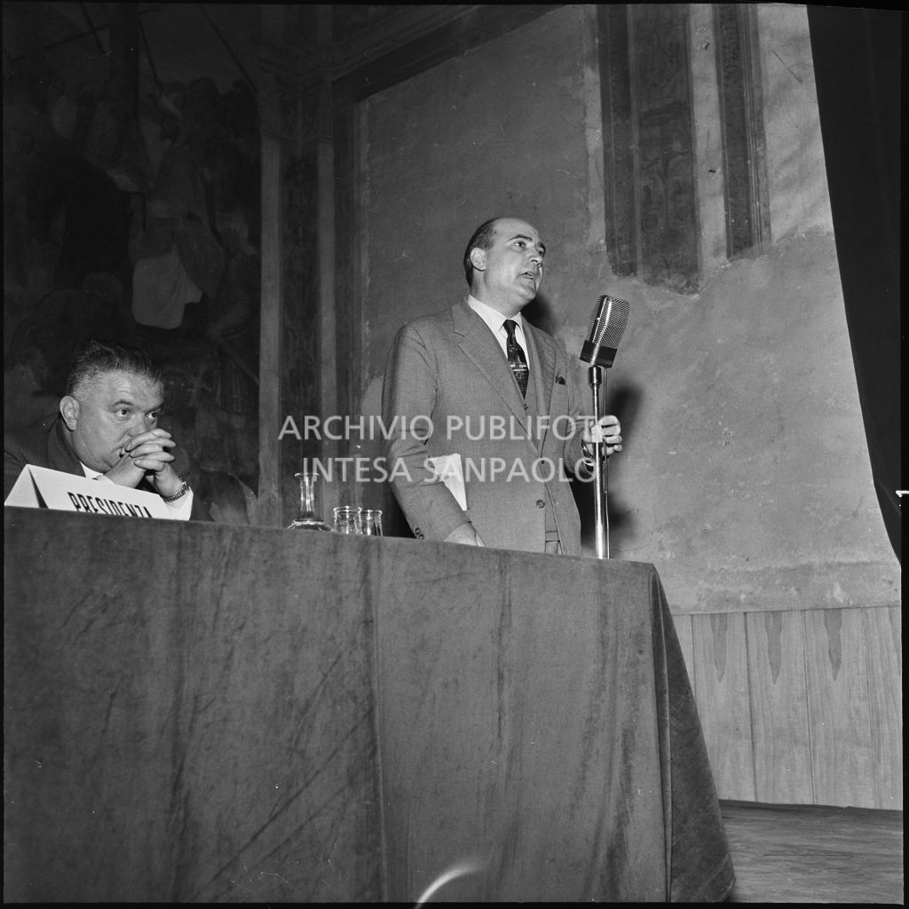 Esposizione di un relatore del convegno di studio sulle condizioni del lavoratore nell'impresa industriale organizzata dalla Società Umanitaria nei Chiostri di San Barnaba a Milano<br>216957