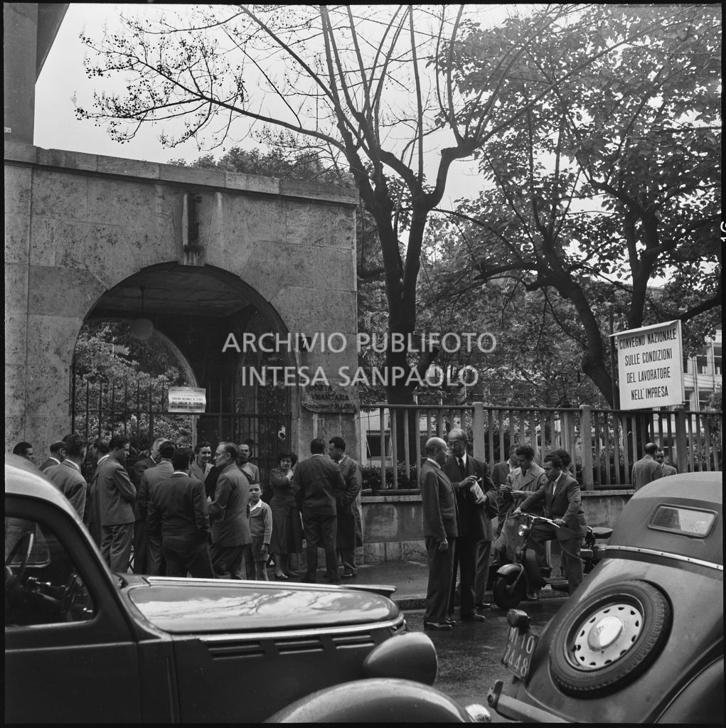 Folla davanti all'ingresso della Società Umanitaria di Milano, in via Francesco Daverio 7, in occasione del convegno di studio sulle condizioni del lavoratore nell'impresa industriale<br>216958