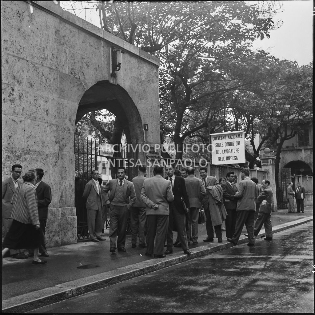 Folla davanti all'ingresso della Società Umanitaria di Milano, in via Francesco Daverio 7, in occasione del convegno di studio sulle condizioni del lavoratore nell'impresa industriale<br>216959