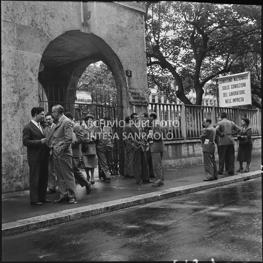 Folla davanti all'ingresso della Società Umanitaria di Milano, in via Francesco Daverio 7, in occasione del convegno di studio sulle condizioni del lavoratore nell'impresa industriale<br>216960