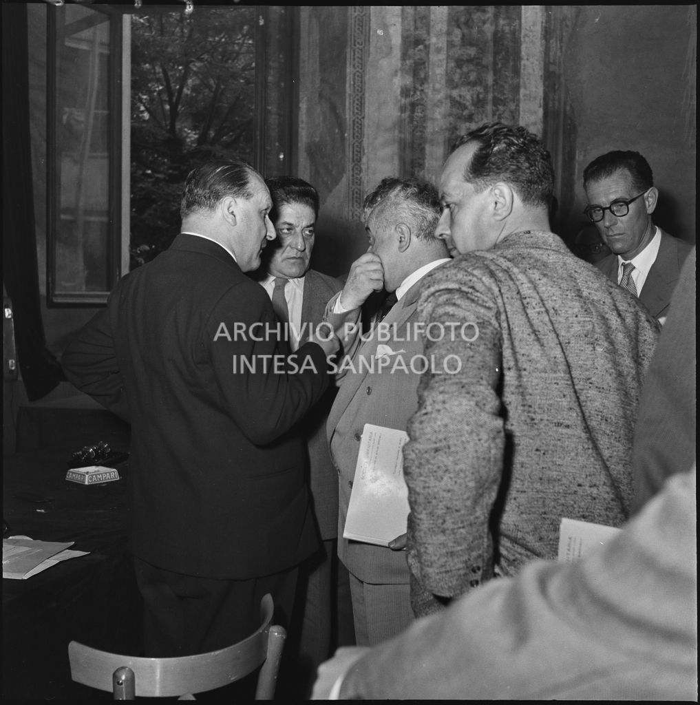 Il segretario della CGIL Giuseppe Di Vittorio (secondo da sinistra) al convegno di studio sulle condizioni del lavoratore nell'impresa industriale organizzata dalla Società Umanitaria nei Chiostri di San Barnaba a Milano<br>216963