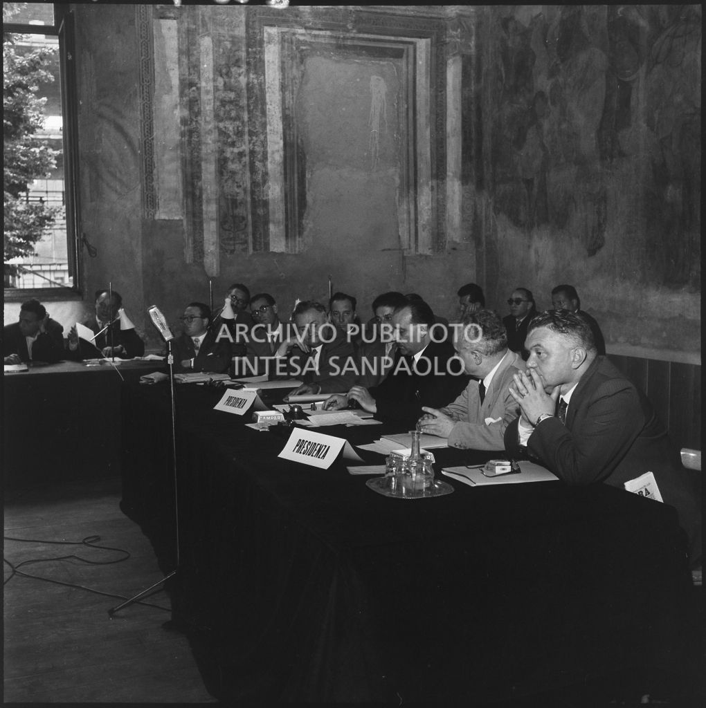 Tavolo dei relatori del convegno di studio sulle condizioni del lavoratore nell'impresa industriale organizzata dalla Società Umanitaria nei Chiostri di San Barnaba a Milano. Presente l'onorevole Ezio Vigorelli (secondo da destra)<br>216965