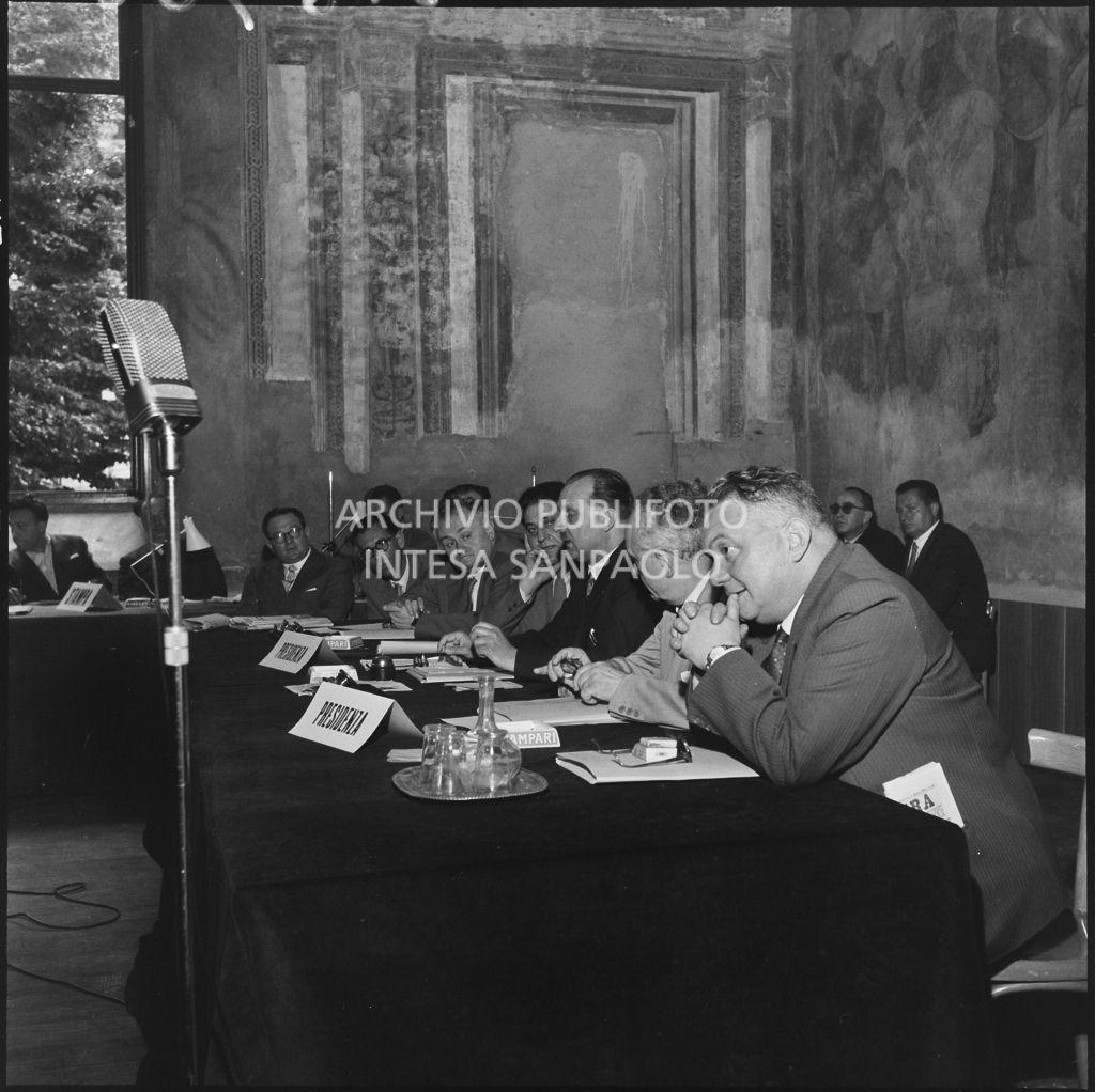 Tavolo dei relatori del convegno di studio sulle condizioni del lavoratore nell'impresa industriale organizzata dalla Società Umanitaria nei Chiostri di San Barnaba a Milano. Presente l'onorevole Ezio Vigorelli (secondo da destra)<br>216966