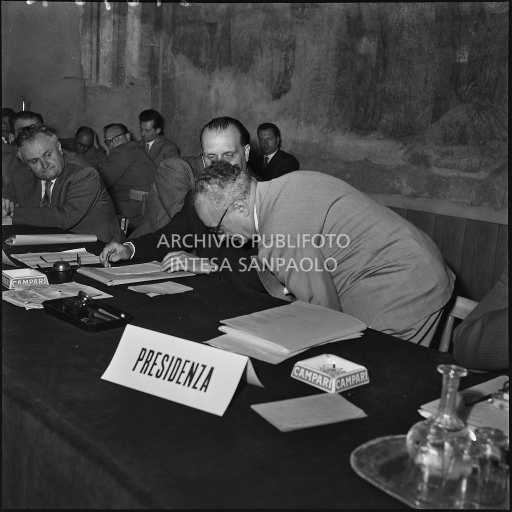 L'onorevole Ezio Vigorelli al tavolo del relatori del convegno di studio sulle condizioni del lavoratore nell'impresa industriale organizzata dalla Società Umanitaria nei Chiostri di San Barnaba a Milano<br>216967