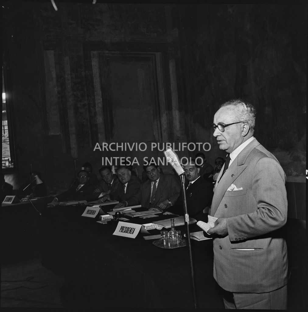 Esposizione dell'onorevole Ezio Vigorelli al convegno di studio sulle condizioni del lavoratore nell'impresa industriale organizzata dalla Società Umanitaria nei Chiostri di San Barnaba a Milano. Seduto al tavolo il segretario della CGIL Giuseppe Di Vittorio (secondo da destra)<br>216969