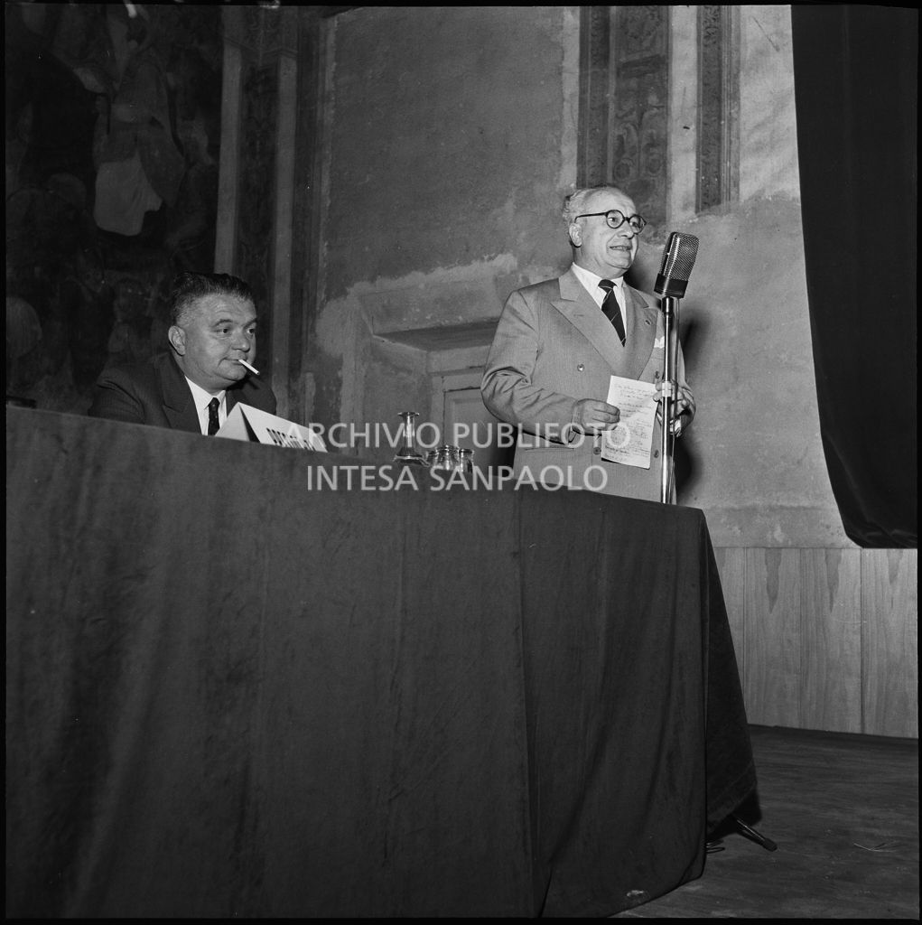 Esposizione dell'onorevole Ezio Vigorelli al convegno di studio sulle condizioni del lavoratore nell'impresa industriale organizzata dalla Società Umanitaria nei Chiostri di San Barnaba a Milano<br>216970