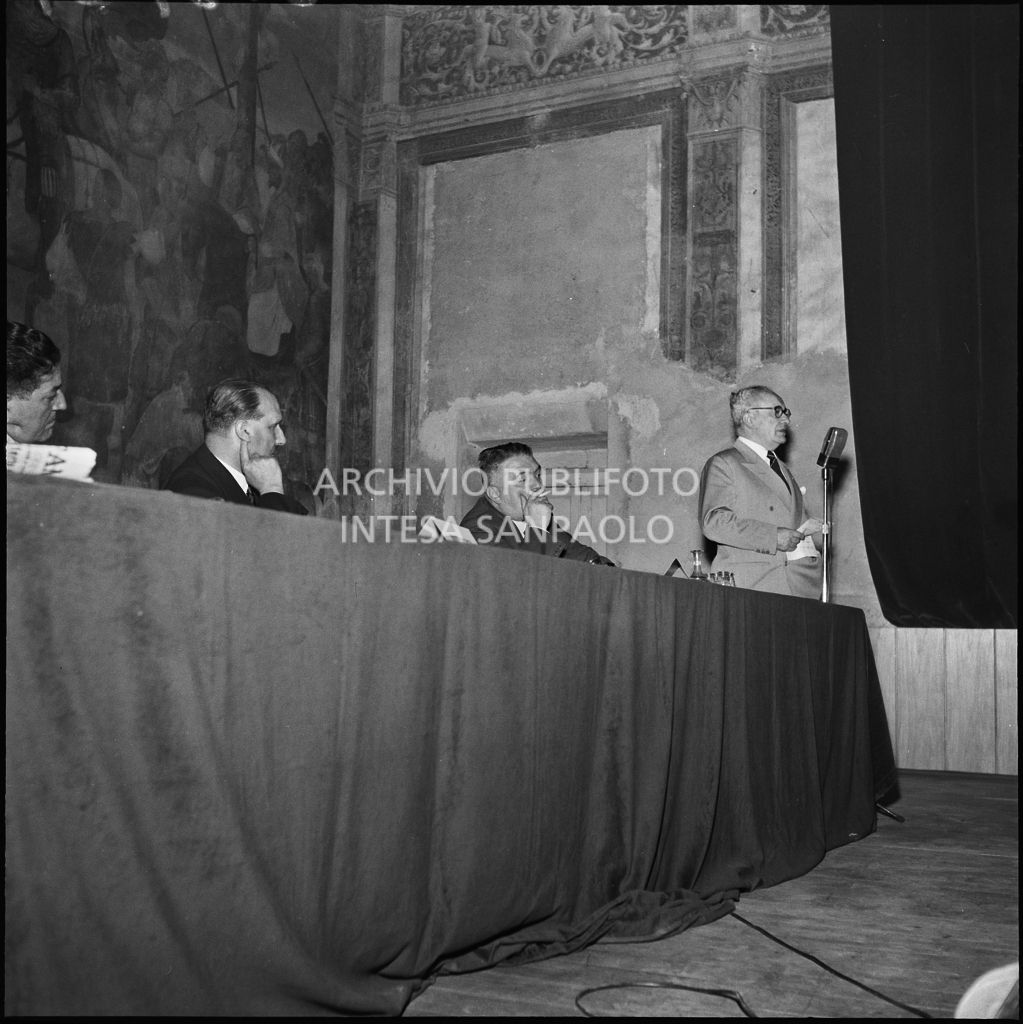 Esposizione dell'onorevole Ezio Vigorelli al convegno di studio sulle condizioni del lavoratore nell'impresa industriale organizzata dalla Società Umanitaria nei Chiostri di San Barnaba a Milano. Seduto al tavolo il segretario della CGIL Giuseppe Di Vittorio (primo da sinistra)<br>216971