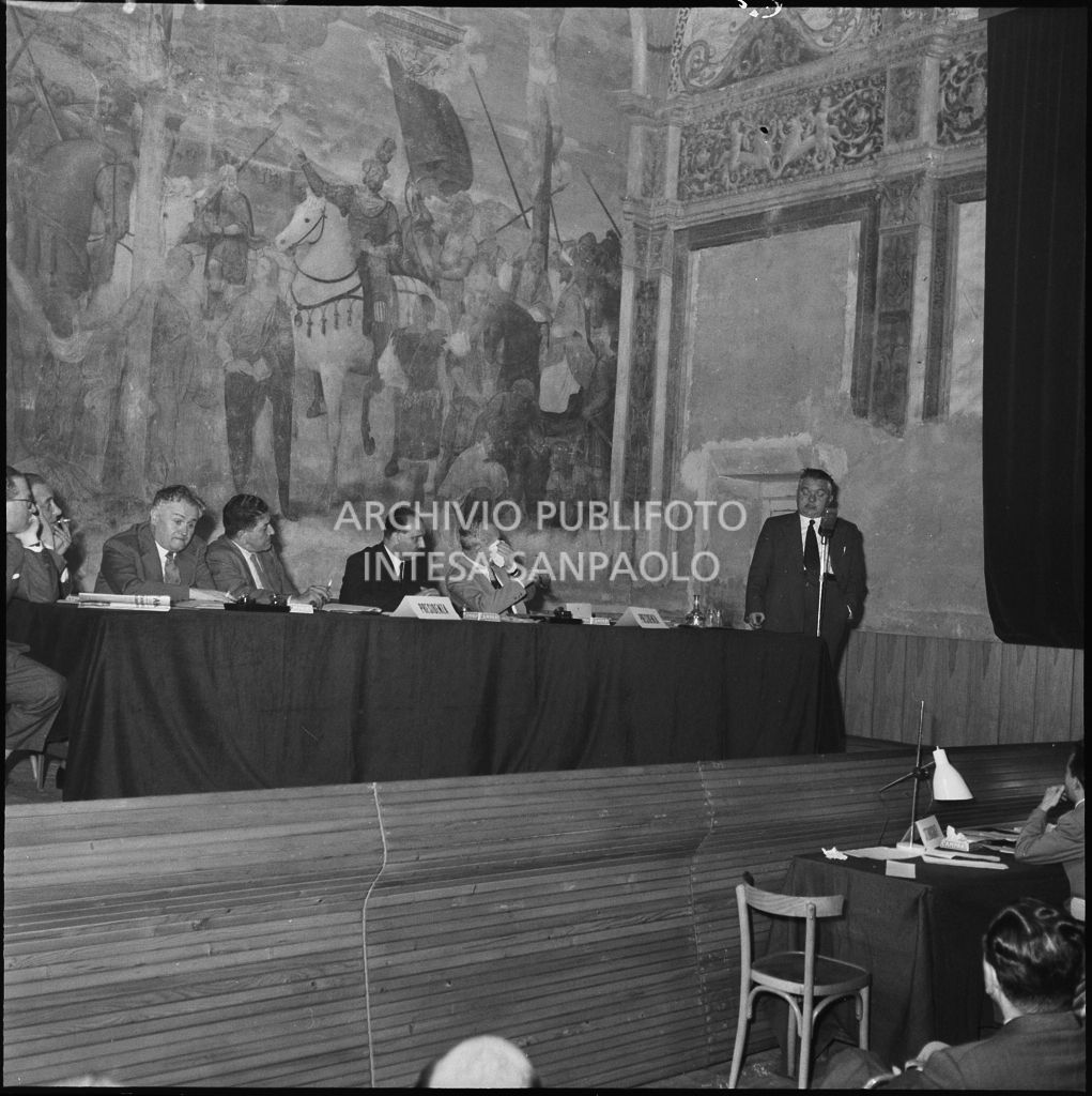 Esposizione di un relatore del convegno di studio sulle condizioni del lavoratore nell'impresa industriale organizzata dalla Società Umanitaria nei Chiostri di San Barnaba a Milano. Seduti al tavolo il segretario della CGIL Giuseppe Di Vittorio (quarto da sinistra) e l'onorevole Ezio Vigorelli (primo da destra)<br>216972
