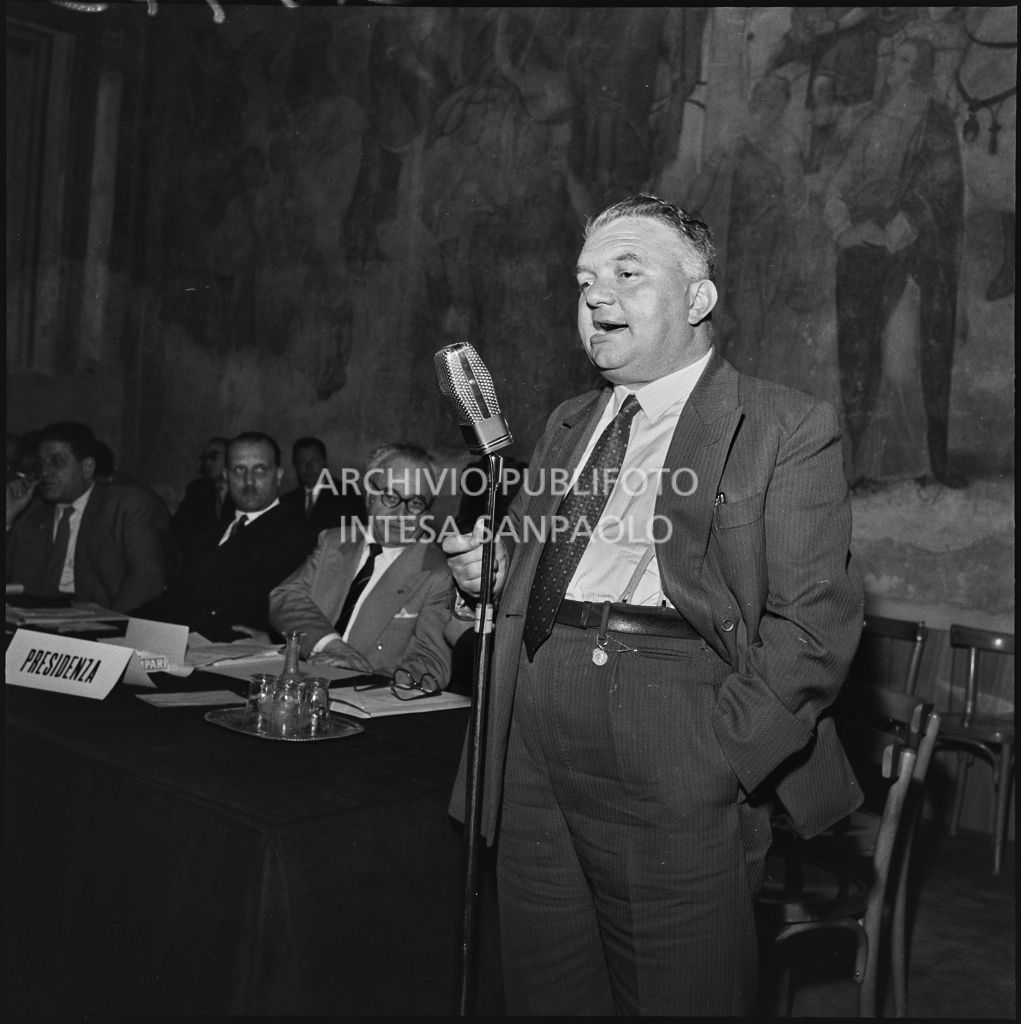 Esposizione di un relatore del convegno di studio sulle condizioni del lavoratore nell'impresa industriale organizzata dalla Società Umanitaria nei Chiostri di San Barnaba a Milano. Seduti al tavolo il segretario della CGIL Giuseppe Di Vittorio (primo da sinistra) e l'onorevole Ezio Vigorelli (terzo da sinistra)<br>216973