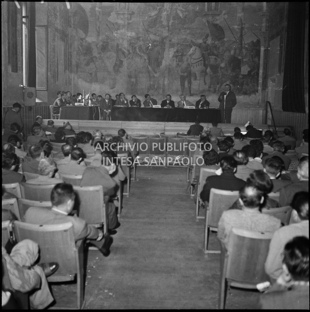 Un momento del convegno di studio sulle condizioni del lavoratore nell'impresa industriale organizzata dalla Società Umanitaria nei Chiostri di San Barnaba a Milano. Seduti al tavolo l'onorevole Ezio Vigorelli (secondo da destra) e il segretario della CGIL Giuseppe Di Vittorio (quarto da destra)<br>216974