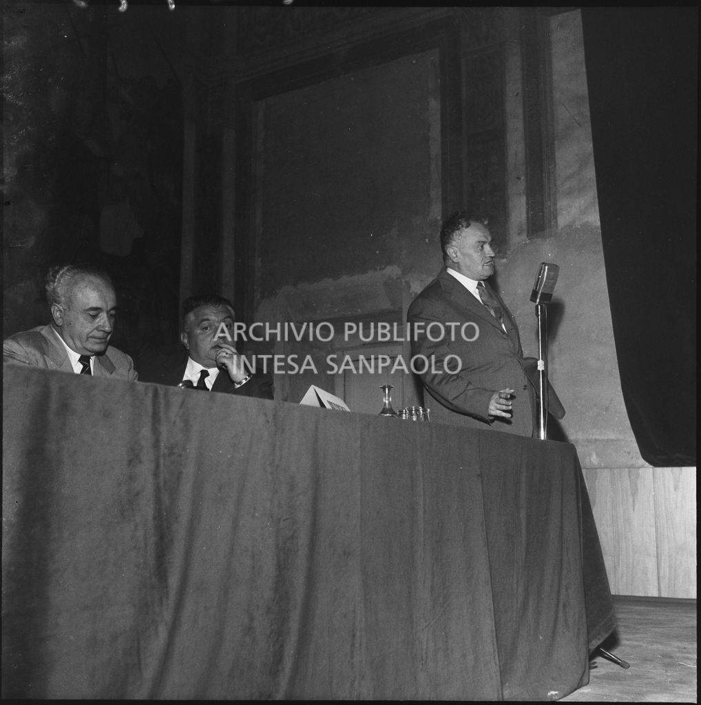 Esposizione di un relatore del convegno di studio sulle condizioni del lavoratore nell'impresa industriale organizzata dalla Società Umanitaria nei Chiostri di San Barnaba a Milano. Seduto al tavolo l'onorevole Ezio Vigorelli (primo da sinistra)<br>216975