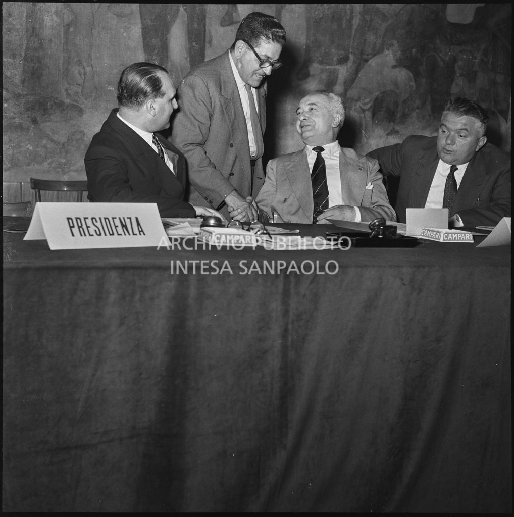 Il segretario della CGIL Giuseppe Di Vittorio stringe la mano all'onorevole Ezio Vigorelli in occasione del convegno di studio sulle condizioni del lavoratore nell'impresa industriale organizzata dalla Società Umanitaria nei Chiostri di San Barnaba a Milano<br>216976