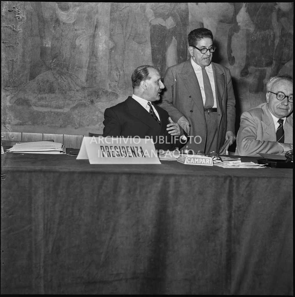 Il segretario della CGIL Giuseppe Di Vittorio (al centro) e l'onorevole Ezio Vigorelli (primo da destra) in occasione del convegno di studio sulle condizioni del lavoratore nell'impresa industriale organizzata dalla Società Umanitaria nei Chiostri di San Barnaba a Milano<br>216977