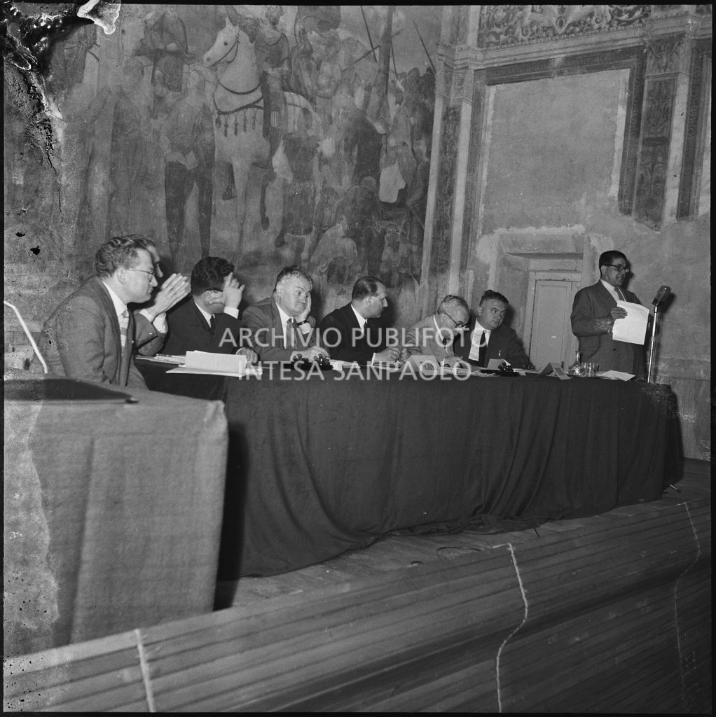 Esposizione del segretario della CGIL Giuseppe Di Vittorio al convegno di studio sulle condizioni del lavoratore nell'impresa industriale organizzata dalla Società Umanitaria nei Chiostri di San Barnaba a Milano. Seduto al tavolo l'onorevole Ezio Vigorelli (secondo da destra)<br>216978