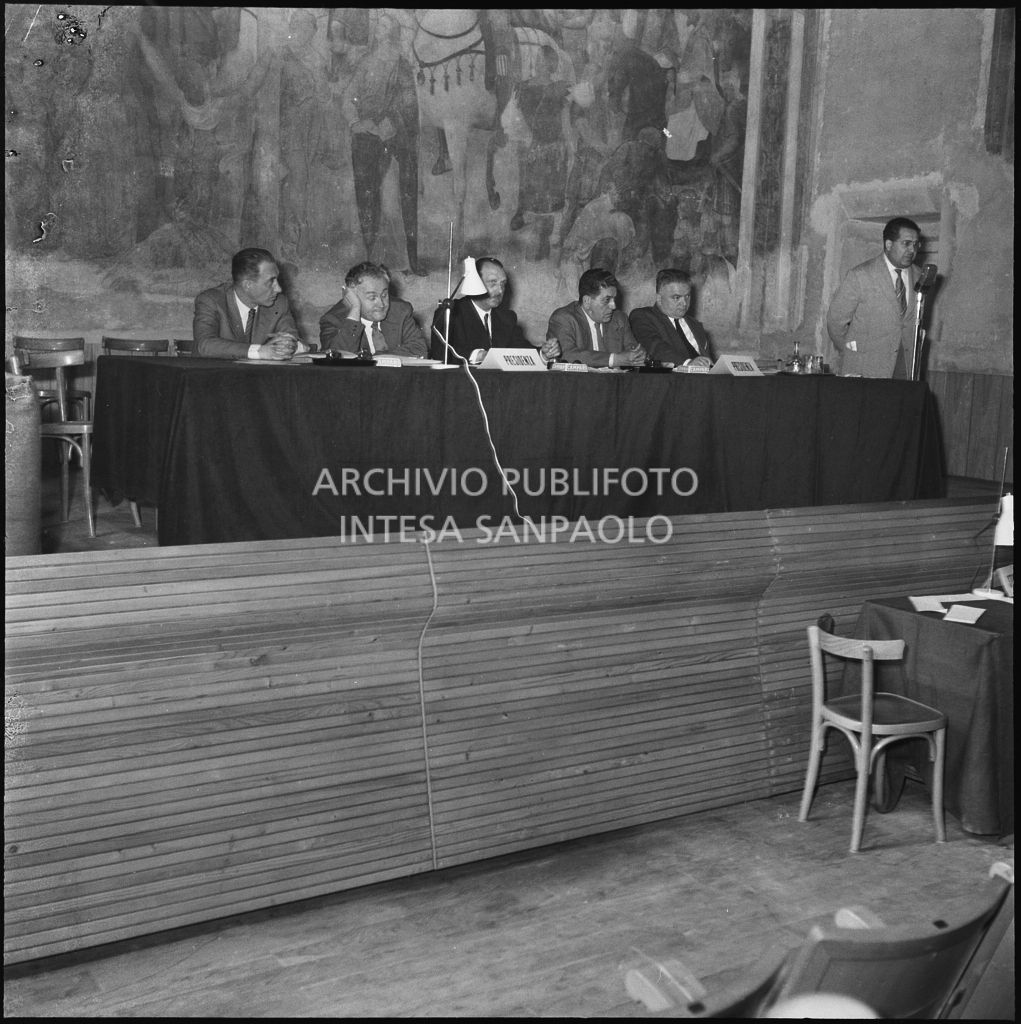 Esposizione di un relatore del convegno di studio sulle condizioni del lavoratore nell'impresa industriale organizzata dalla Società Umanitaria nei Chiostri di San Barnaba a Milano. Seduto al tavolo il segretario della CGIL Giuseppe Di Vittorio (secondo da destra)<br>216979