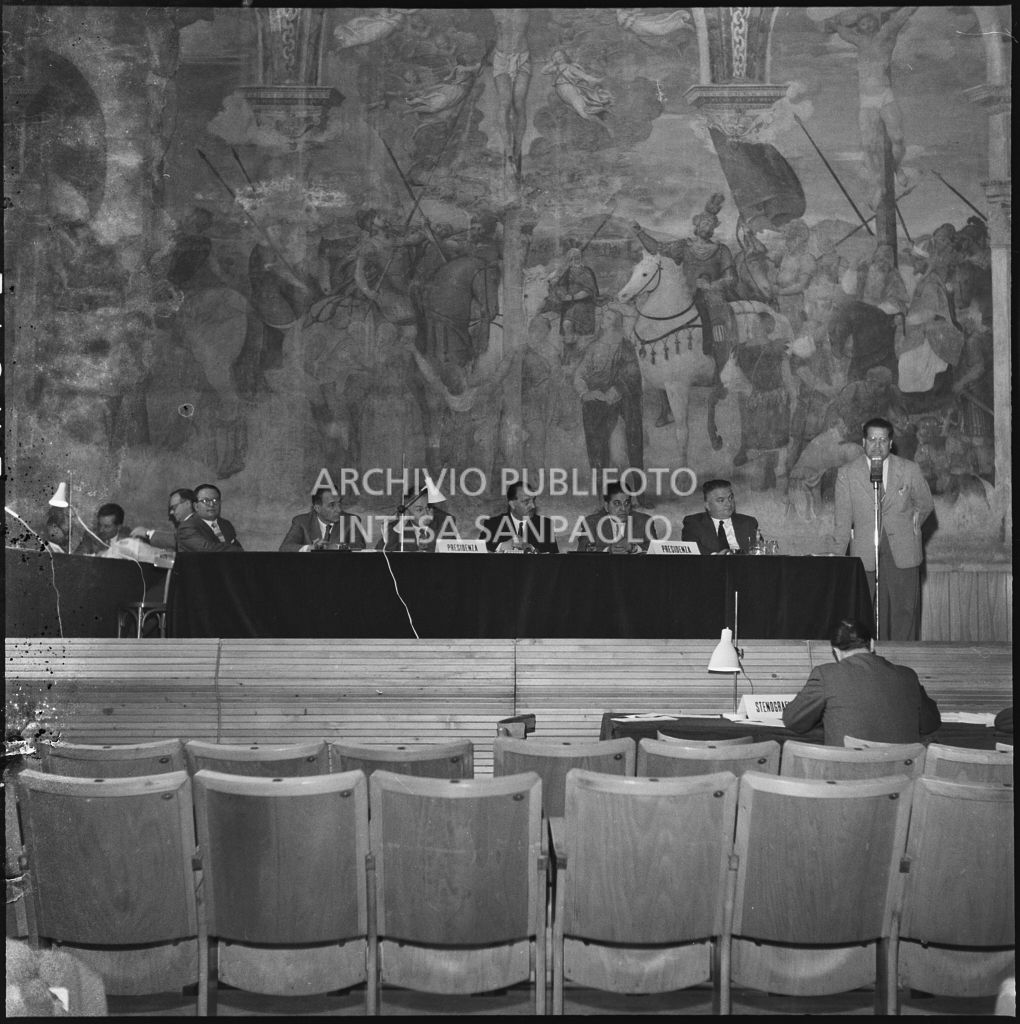 Esposizione di un relatore del convegno di studio sulle condizioni del lavoratore nell'impresa industriale organizzata dalla Società Umanitaria nei Chiostri di San Barnaba a Milano. Seduto al tavolo il segretario della CGIL Giuseppe Di Vittorio (secondo da destra)<br>216981