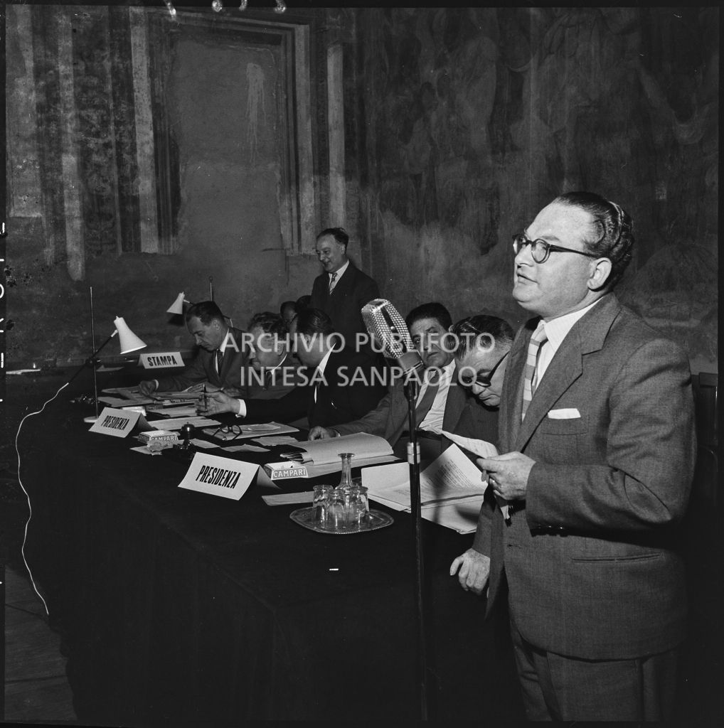 Esposizione di un relatore del convegno di studio sulle condizioni del lavoratore nell'impresa industriale organizzata dalla Società Umanitaria nei Chiostri di San Barnaba a Milano. Seduto al tavolo il segretario della CGIL Giuseppe Di Vittorio (secondo da destra)<br>216982
