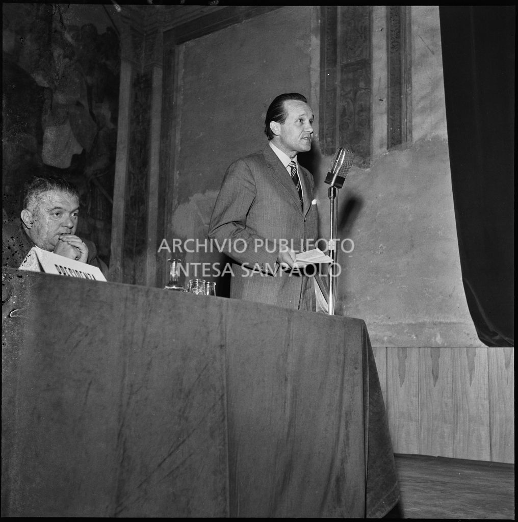 Esposizione di un relatore del convegno di studio sulle condizioni del lavoratore nell'impresa industriale organizzata dalla Società Umanitaria nei Chiostri di San Barnaba a Milano<br>216985