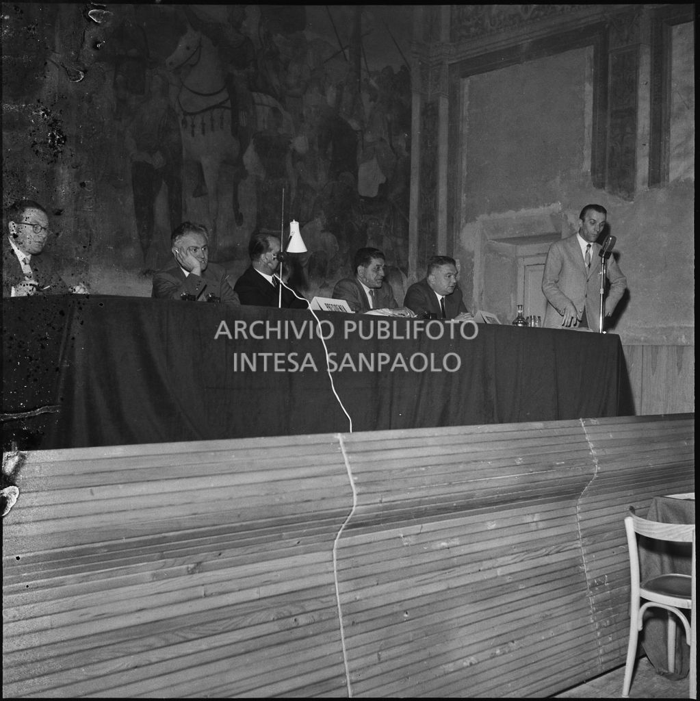 Esposizione di un relatore del convegno di studio sulle condizioni del lavoratore nell'impresa industriale organizzata dalla Società Umanitaria nei Chiostri di San Barnaba a Milano. Seduto al tavolo il segretario della CGIL Giuseppe Di Vittorio (secondo da destra)<br>216986