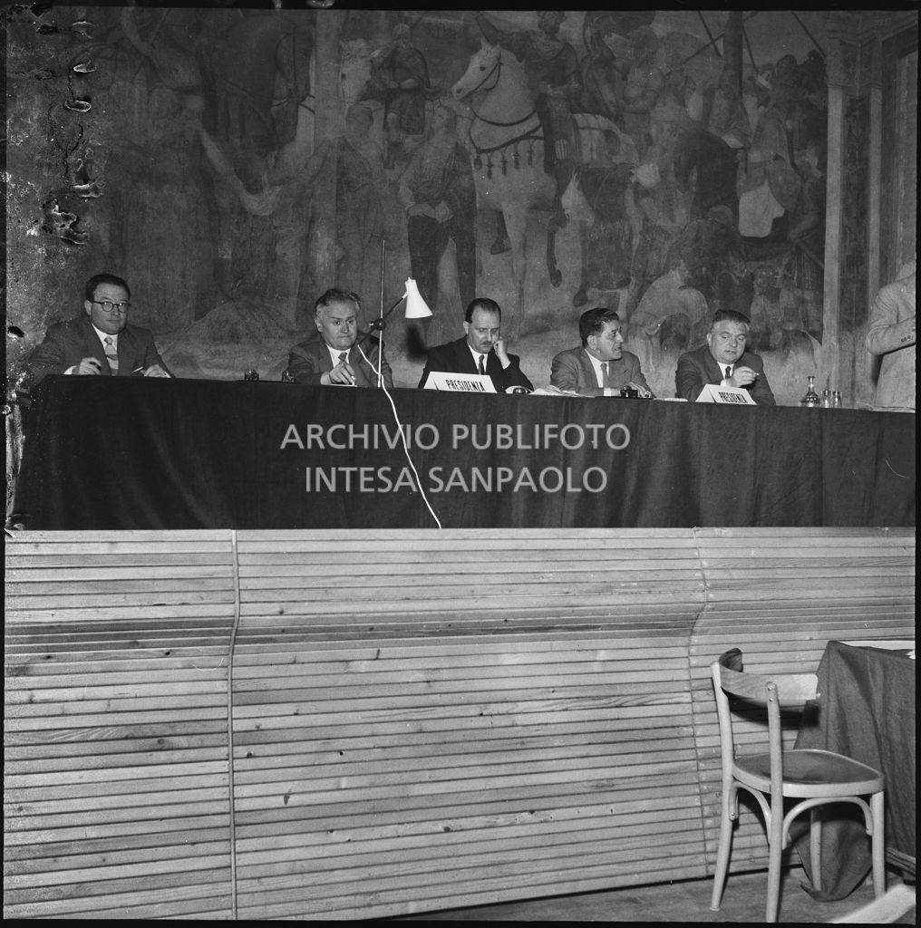 Il segretario della CGIL Giuseppe Di Vittorio (secondo da destra) seduto al tavolo dei relatori del convegno di studio sulle condizioni del lavoratore nell'impresa industriale organizzata dalla Società Umanitaria nei Chiostri di San Barnaba a Milano<br>216987