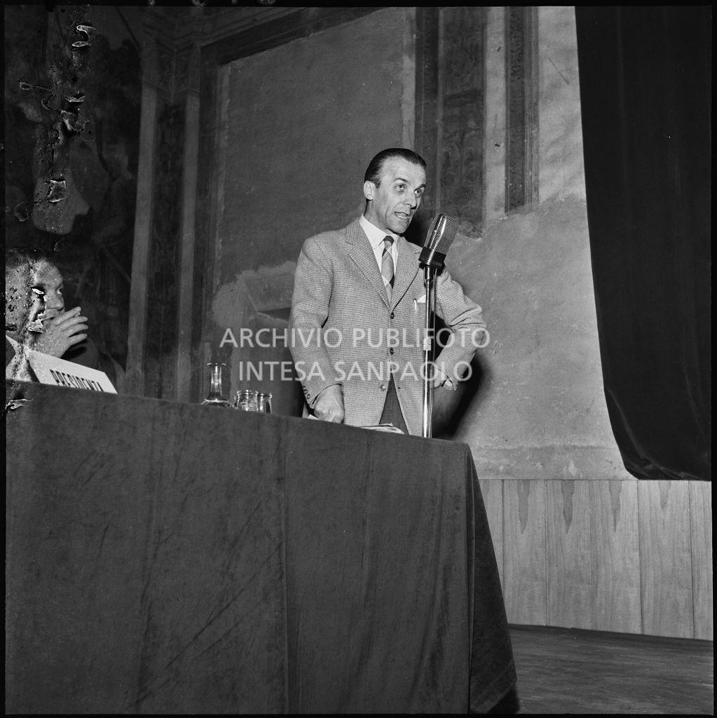 Esposizione di un relatore del convegno di studio sulle condizioni del lavoratore nell'impresa industriale organizzata dalla Società Umanitaria nei Chiostri di San Barnaba a Milano<br>216988